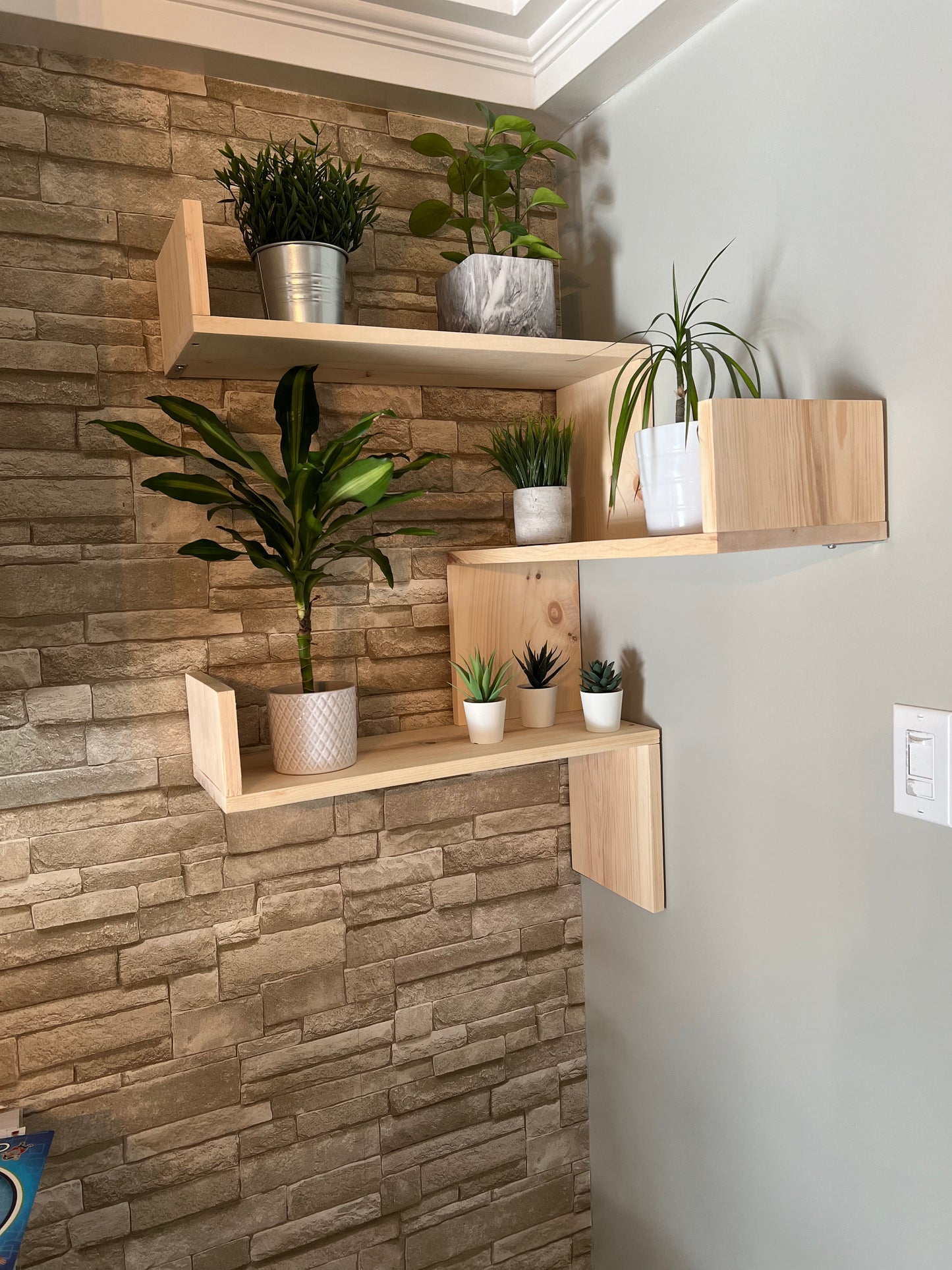 Étagère en coin en bois