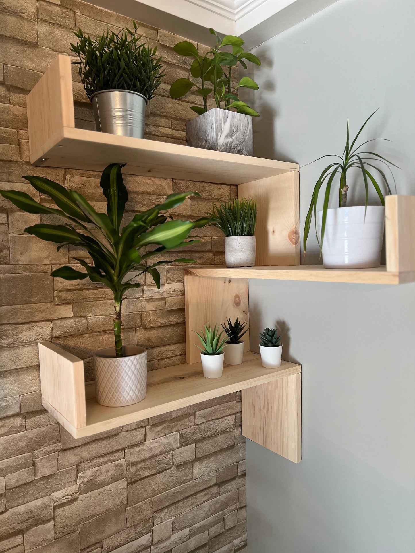 Étagère en coin en bois
