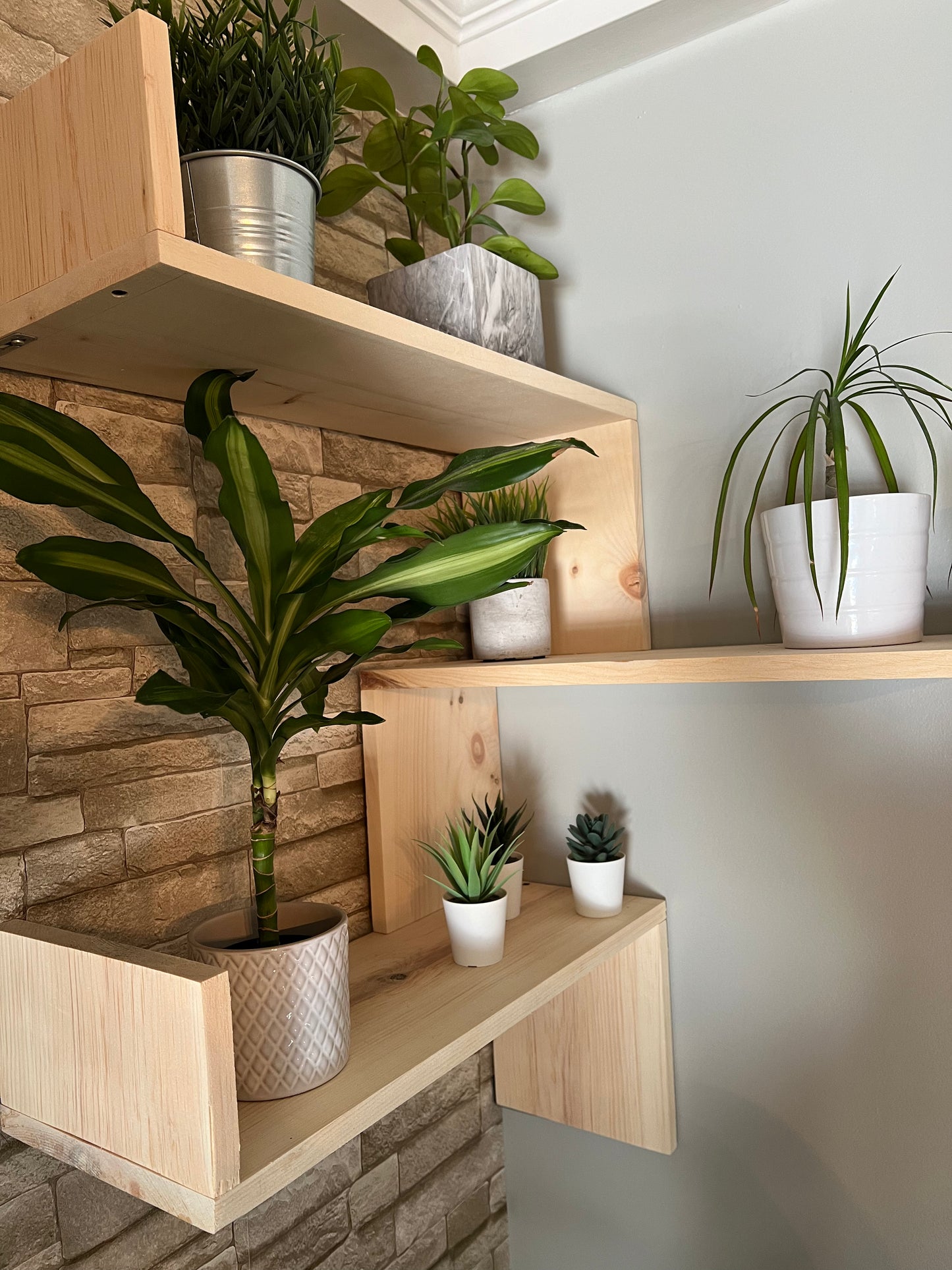 Étagère en coin en bois
