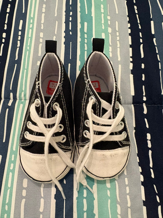 Joli petit soulier garçon style converse