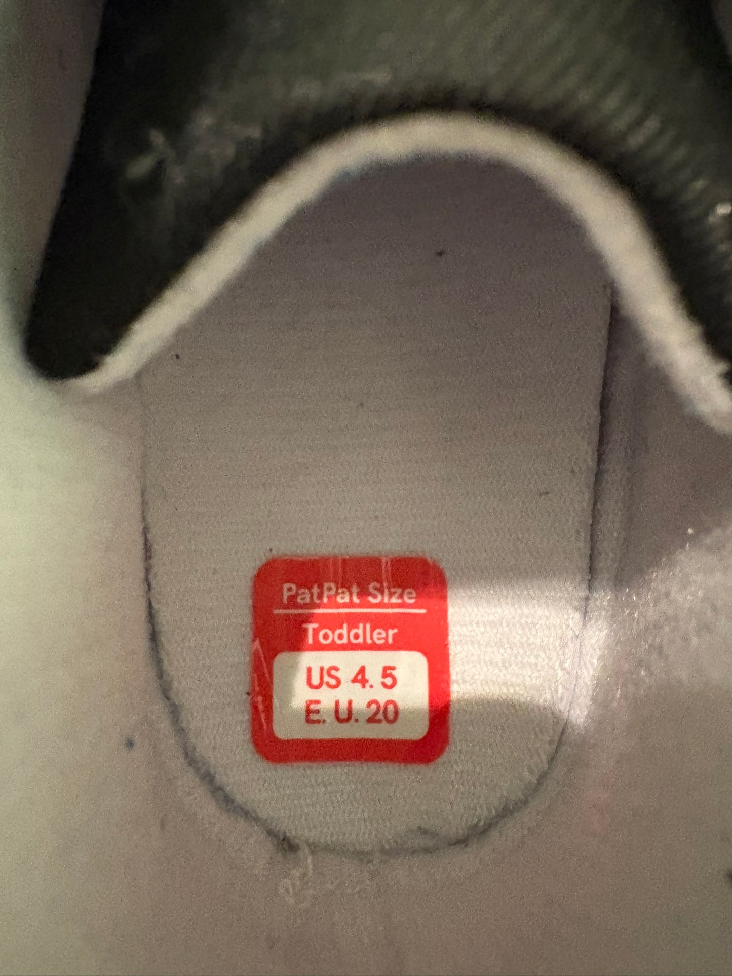 Joli petit soulier garçon style converse