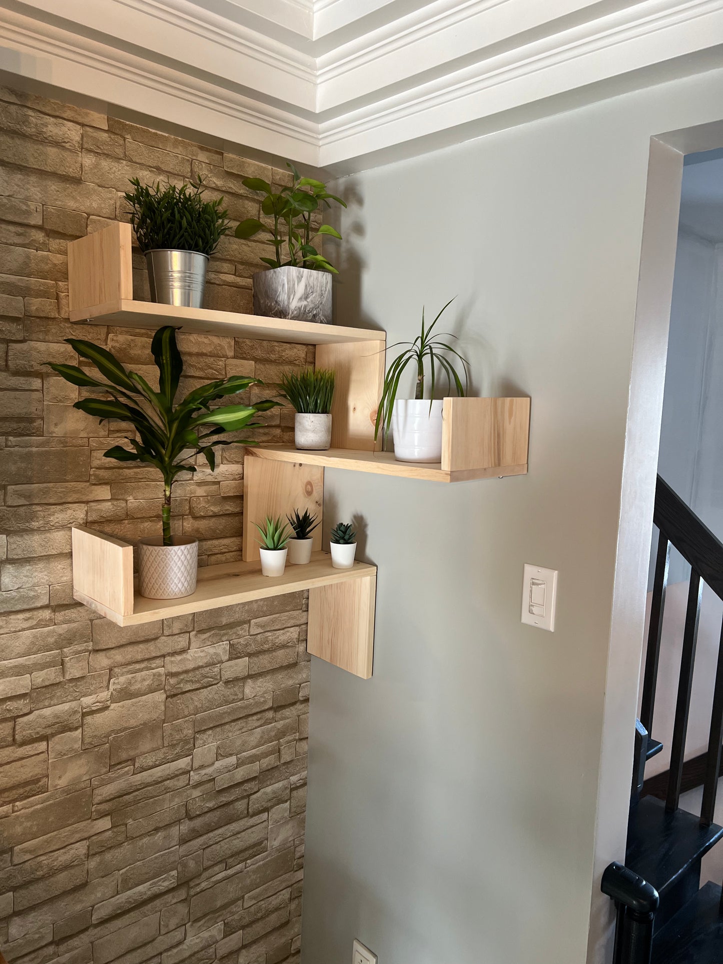 Étagère en coin en bois