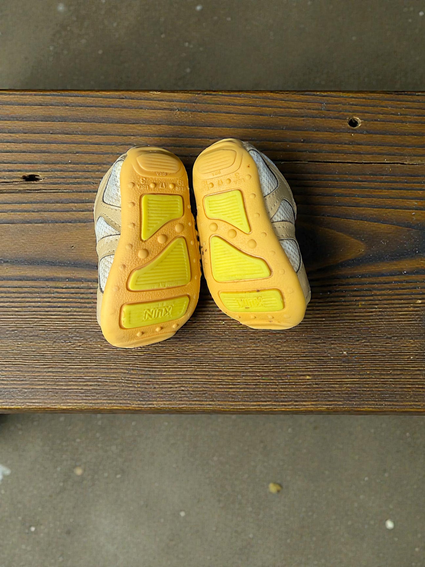 Soulier jaune tout-petit